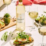 Bauernbrot mit Erbsenaufstrich und Burrata