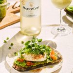 Bauernbrot mit Erbsenaufstrich und Burrata