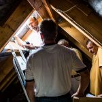 Qualitätskontrollen: Falsche Verbindungen der Dachkonstruktion im Neubau können teuer werden, wenn sie nicht frühzeitig erkannt und korrigiert werden.