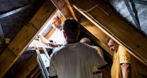 Qualitätskontrollen: Falsche Verbindungen der Dachkonstruktion im Neubau können teuer werden, wenn sie nicht frühzeitig erkannt und korrigiert werden.