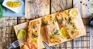 Lachs auf der Planke: Auf der Planke gegrillt: Lachsfilets gelingen auf diese Weise besonders einfach und bleiben saftig. Foto: djd/COSTA Meeresspezialitäten