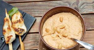 Grillen und Dips - das passt einfach zusammen. Für Fleisch, gegrilltes Gemüse oder auch zum frischen Brot eignet sich dieser Erdnussdip.