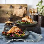 Knusprig und saftig: Lachs vom Grill erhält mit der Erdnusskruste einen besonderen Pfiff.