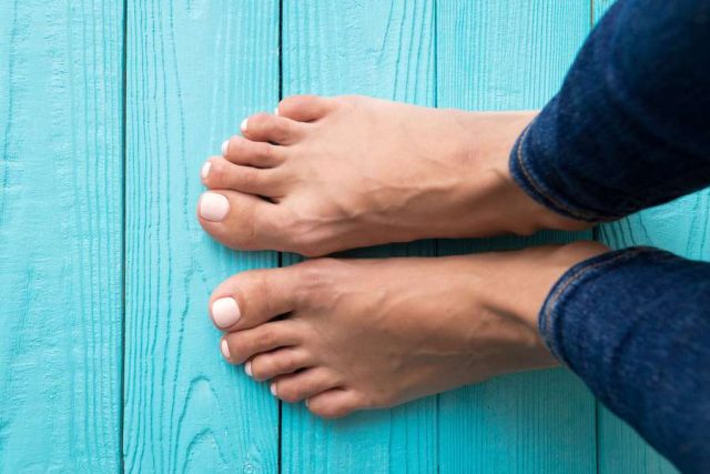 fuß Nagelpilz: Gesunde und schöne Füße zeigt man gerne: Gegen Erkrankungen wie Nagelpilz oder Dornwarzen sollte man daher energisch vorgehen.