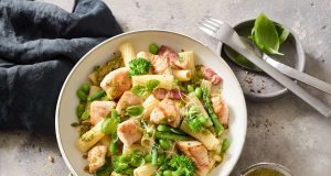 Gerichte mit Geflügelfleisch wie Putenbrust mit Pesto-Pasta lassen sich auf die Schnelle und ganz unkompliziert zubereiten und schmecken einfach köstlich.