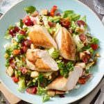 Der kunterbunte Hähnchensalat ist nicht nur im Handumdrehen zubereitet, sondern schmeckt auch köstlich.