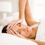 Migräneanfälle senken: Viele Migränepatientinnen wachen morgens schon mit den bohrenden Kopfschmerzen auf.