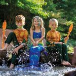 Playmobil-FunPark: Das neue "Königreich der Meerjungfrauen" ist eine farbenfrohe Korallenwelt, in der ein Wasserlauf und eine geheimnisvolle Kristallgrotte mit Wasserfall zum Planschen und Erfrischen einladen. Foto: djd/Playmobil