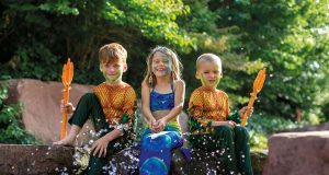 Playmobil-FunPark: Das neue "Königreich der Meerjungfrauen" ist eine farbenfrohe Korallenwelt, in der ein Wasserlauf und eine geheimnisvolle Kristallgrotte mit Wasserfall zum Planschen und Erfrischen einladen. Foto: djd/Playmobil