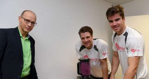 Immunsystem im Powermodus:Richard Schmidt (m.) und Torben Johannesen (r.) vom Team Deutschland-Achter mixen zusammen mit dem Ernährungsexperten Uwe Schröder vom Deutschen Institut für Sporternährung immunstärkende Frucht-Shakes. Foto: djd/Dr. Wolz Zell