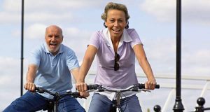 Rad fahren: Regelmäßiges Radeln baut Stress ab und erhellt die Seele. Rund 150 Minuten pro Woche sollte man in die Pedale treten.