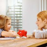 Gemeinsam sparen: Über Geld sprechen: Eltern sollten gegenüber ihren Kindern offen sein, gerade auch in finanziell schwierigen Zeiten.