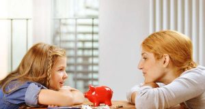 Gemeinsam sparen: Über Geld sprechen: Eltern sollten gegenüber ihren Kindern offen sein, gerade auch in finanziell schwierigen Zeiten.