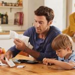 Gemeinsam sparen: Für Kinder und Eltern kann es eine verbindende Aktion sein, sich gemeinsam den Überblick übers Geld zu verschaffen.