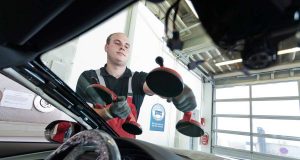 Steinschläge: Wenn die Frontscheibe wegen eines Glasschadens getauscht werden muss, kann die Kaskoversicherung den Schaden bis auf die vereinbarte Selbstbeteiligung übernehmen.
