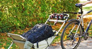 Mit einer nachrüstbaren Fahrraddeichsel lassen sich Transporthilfen auch als Fahrradanhänger nutzen.
