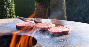 Wildschwein: Qualität, die man schmeckt: Besonders aromatisch ist das Wildfleisch im Sommer, denn die Wildtiere ernähren sich dann von frischem Grün. Das fettarme Fleisch bietet zudem Vitamine, ungesättigte Fettsäuren und wenig Cholesterin.
