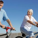 Ausdauersport Radfahren lässt sich in fast jeder gewünschten Intensität betreiben. Deshalb ist es für alle Altersgruppen geeignet.