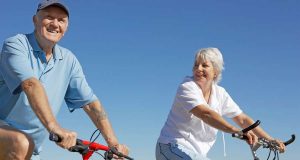 Ausdauersport Radfahren lässt sich in fast jeder gewünschten Intensität betreiben. Deshalb ist es für alle Altersgruppen geeignet.