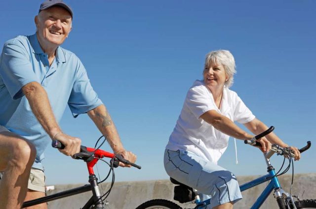 ausdauer Ausdauersport Radfahren lässt sich in fast jeder gewünschten Intensität betreiben. Deshalb ist es für alle Altersgruppen geeignet.