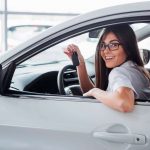 Glücklich mit dem neuen Gebrauchten: Beim Autokauf hilft eine professionelle Online-Checkliste. Foto: djd/Das Telefonbuch/mauritius images/Alamy/Myron Standret