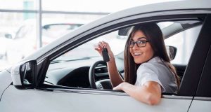 Glücklich mit dem neuen Gebrauchten: Beim Autokauf hilft eine professionelle Online-Checkliste. Foto: djd/Das Telefonbuch/mauritius images/Alamy/Myron Standret