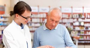 Apothekennotdienst: In der Apotheke wird man nicht nur mit Medikamenten versorgt. Bei gesundheitlichen Beschwerden oder Fragen erhält man hier auch eine kompetente fachliche Beratung. Foto: djd/Das Telefonbuch/mauritius images/Cultura