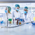 In der medizinischen Forschung wird ständig nach neuen Wirkstoffen gesucht. Das Teilen von Erkenntnissen zwischen verschiedenen Institutionen wird von der Bevölkerung als besonders wichtig eingeschätzt. Foto: djd/Sanofi/Getty Images/skynesher