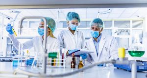 In der medizinischen Forschung wird ständig nach neuen Wirkstoffen gesucht. Das Teilen von Erkenntnissen zwischen verschiedenen Institutionen wird von der Bevölkerung als besonders wichtig eingeschätzt. Foto: djd/Sanofi/Getty Images/skynesher
