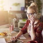 Bei Stress im Job greift man zwischendurch nicht so schnell zu ungesunden Snacks, wenn ein leckerer Obstteller bereitsteht. Foto: djd/snack-5.eu/Shutterstock/gpointstudio