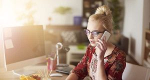 Bei Stress im Job greift man zwischendurch nicht so schnell zu ungesunden Snacks, wenn ein leckerer Obstteller bereitsteht. Foto: djd/snack-5.eu/Shutterstock/gpointstudio