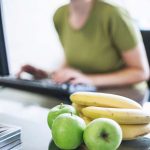 Ausgewogene Snacks: Äpfel und Bananen sind ausgewogene und köstliche Zwischenmahlzeiten bei der Arbeit.