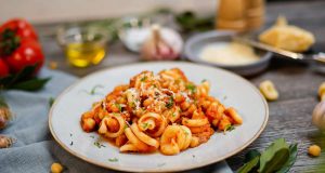 Frische Kräuter, milder Knoblauch, aromatische Tomaten und Olivenöl geben der Pasta e Ceci die mediterrane Note. Foto: djd/Hengstenberg