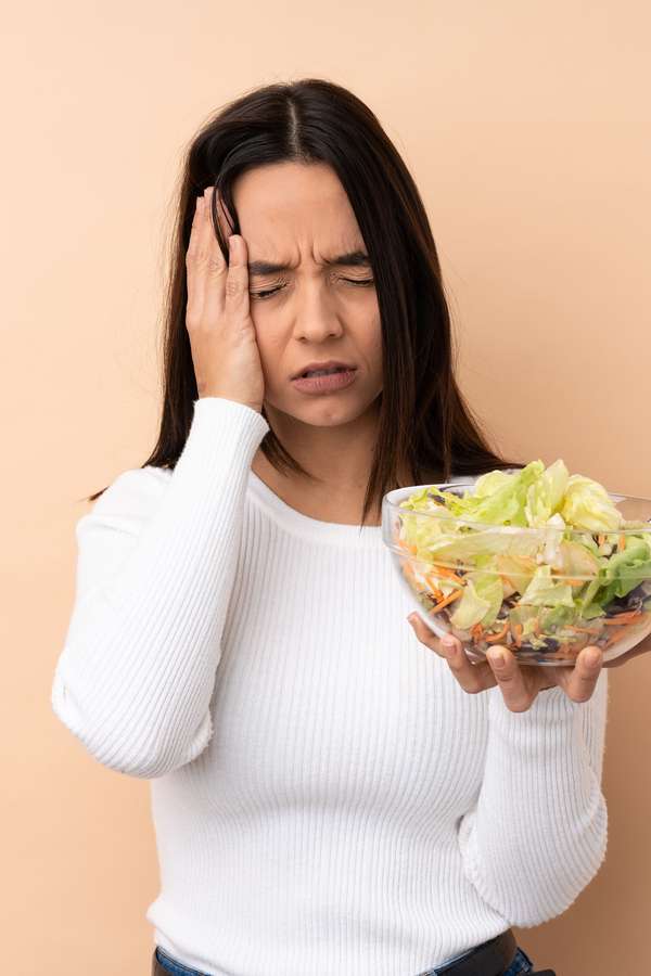 Mit der richtigen Ernährung, also vollwertigen Kohlenhydraten und viel Gemüse, kann Migräneattacken vorgebeugt werden.