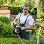 Gestaltete Außenbereiche: Wer nicht alle Außenarbeiten selbst machen möchte, findet professionelle Hilfe zum Beispiel bei Unternehmen aus dem Bereich Garten- und Landschaftsbau. Über den Vermittlungsservice kann kostenlos und unverbindlich ein Angebot für die anstehenden Arbeiten eingeholt werden.