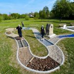 Der Barfußparcours der Bayerischen Rhönstimuliert den Tastsinn der Füße.
