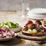Ein leckeres Köttbullar-Sandwich weckt Erinnerungen an einen entspannten Schweden-Urlaub - oder es macht Vorfreude auf Ferien in dem skandinavischen Land.