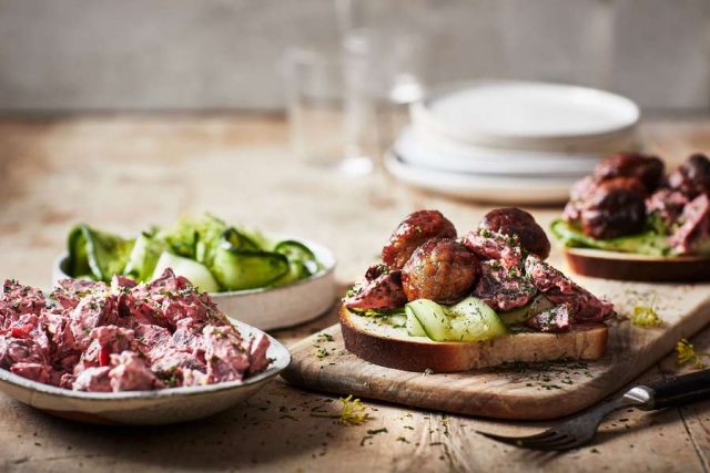 schweden Ein leckeres Köttbullar-Sandwich weckt Erinnerungen an einen entspannten Schweden-Urlaub - oder es macht Vorfreude auf Ferien in dem skandinavischen Land.