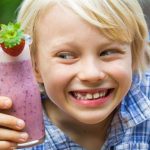 Echt beerig, so ein Smoothie. Kinder lieben die cremigen Drinks. Foto: djd/snack-5.eu/Shutterstock/Melle V