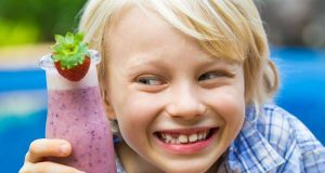 Echt beerig, so ein Smoothie. Kinder lieben die cremigen Drinks. Foto: djd/snack-5.eu/Shutterstock/Melle V