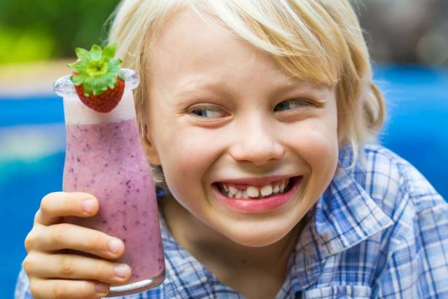 smoothie Echt beerig, so ein Smoothie. Kinder lieben die cremigen Drinks. Foto: djd/snack-5.eu/Shutterstock/Melle V