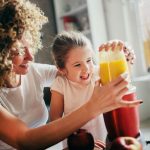 Smoothies schmecken nicht nur lecker, schon die gemeinsame Zubereitung macht viel Spaß.