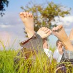 Im Sommer keine verfärbten Nägel, keine geröteten juckenden Stellen: So sehen gesunde Füße aus. Foto: djd/excilor.de/Getty Images/kzenon