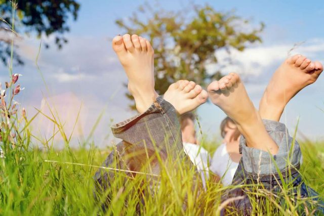 sommer Im Sommer keine verfärbten Nägel, keine geröteten juckenden Stellen: So sehen gesunde Füße aus. Foto: djd/excilor.de/Getty Images/kzenon