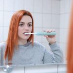 Gegen Zahnerkrankungen: Regelmäßig, mindestens zweimal am Tag, die Zähne gründlich putzen: So lautet die Empfehlung von Zahnärzten. Foto: djd/DEVK/Pixabay