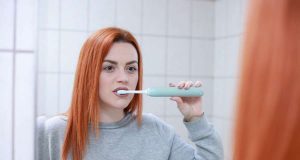 Gegen Zahnerkrankungen: Regelmäßig, mindestens zweimal am Tag, die Zähne gründlich putzen: So lautet die Empfehlung von Zahnärzten. Foto: djd/DEVK/Pixabay
