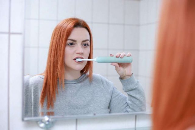 Gegen Zahnerkrankungen: Regelmäßig, mindestens zweimal am Tag, die Zähne gründlich putzen: So lautet die Empfehlung von Zahnärzten. Foto: djd/DEVK/Pixabay