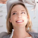 Gegen Zahnerkrankungen: Eine gute Zahnvorsorge trägt dazu bei, Zähne bis ins hohe Alter gesund zu halten. Foto: djd/DEVK