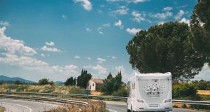 Caravan: Urlaub mit dem Wohnmobil ist in Zeiten von Corona gefragter denn je. Vor der Reise sollte das Fahrzeug gründlich gereinigt und unter die Lupe genommen werden.