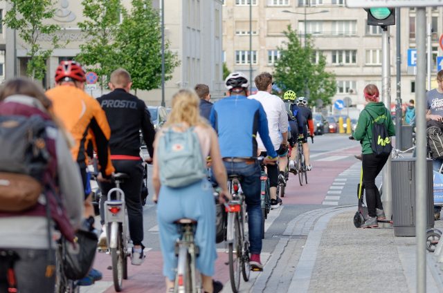 cyclists-4242229_1920